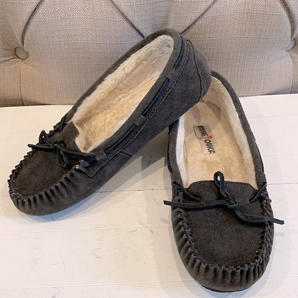 𝅺minnetonka® Cally Women's Slippers Dark Gray - Picture 1 of 9